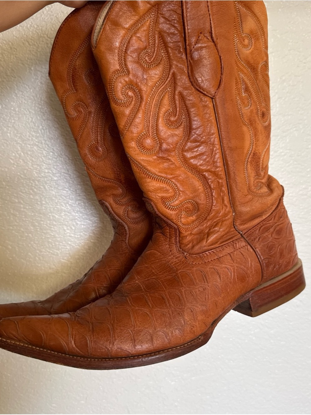 Men's Western Cowboy Boots in Rich Tan Leather with Decorative Stitching